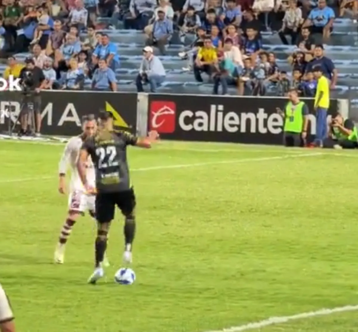 CAPTURA DE PANTALLA: X Pisando el balón