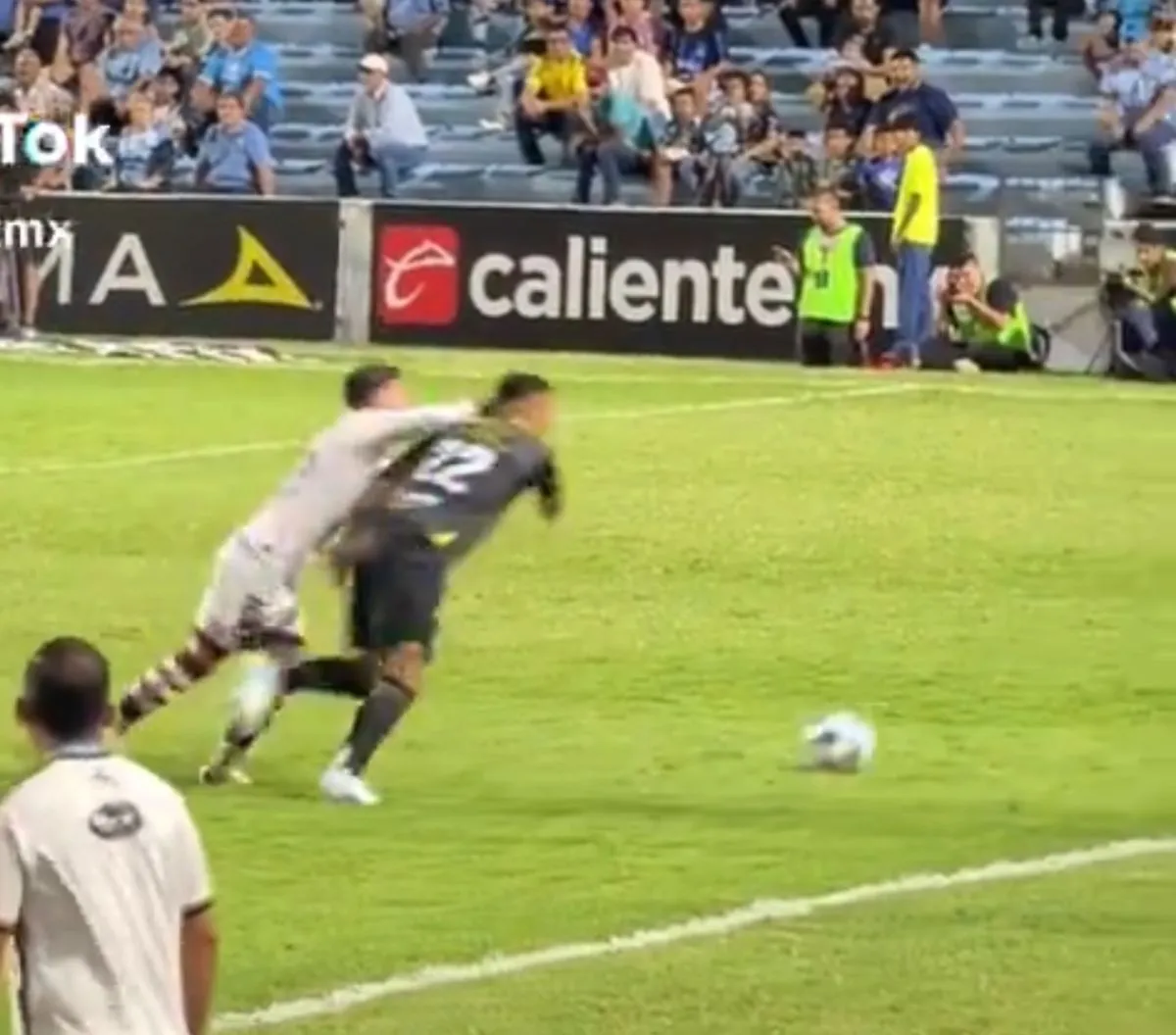 CAPTURA DE PANTALLA: X Le cometieron falta