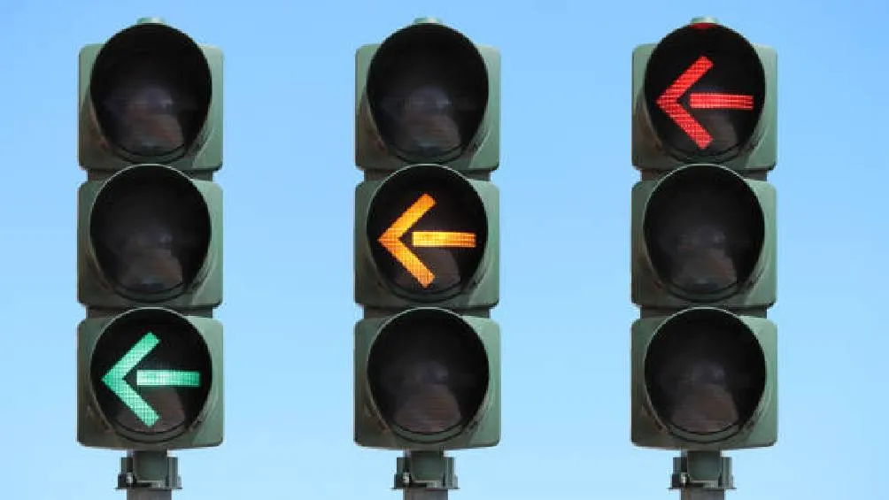 La señal en rojo en los semáforos indica alto total.