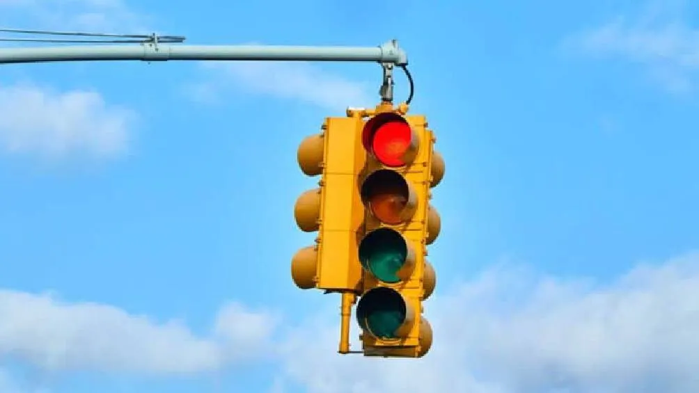 La luz blanca en los semáforos se activará para gestionar el flujo de tráfico de vehículos autónomos una vez que se incremente la cantidad de automóviles automatizados.