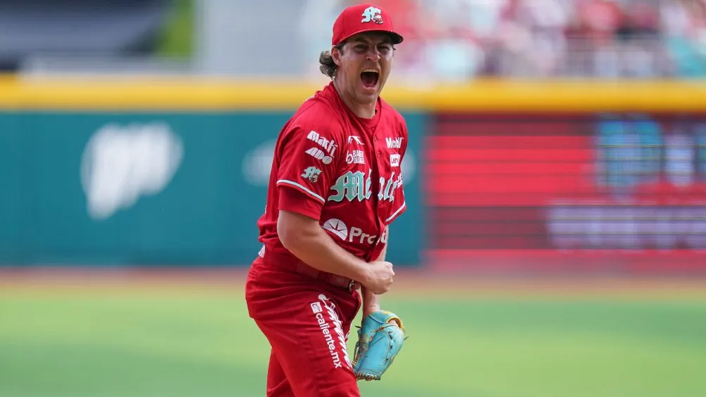 Trevor Bauer celebra el inning inmaculado