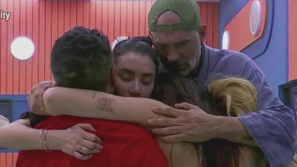 Finalmente Arath de la Torre le informó al Cuarto Mar que seguirá en el programa.