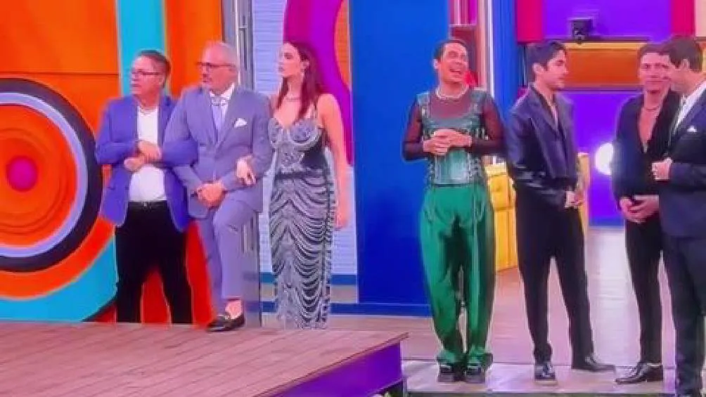 El comentario de Adrián provocó risas entre los miembros de su equipo.