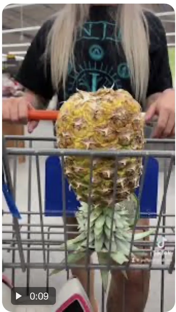 Las personas ponen la piña boca abajo como parte de esta tendencia