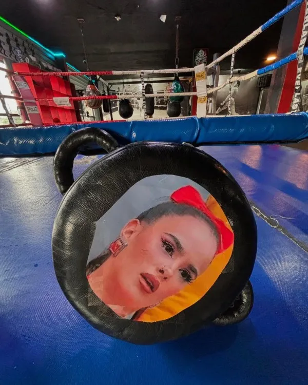 Sacos con imagen de Gala Montes son puestos en escuela de boxeo en Monterrey