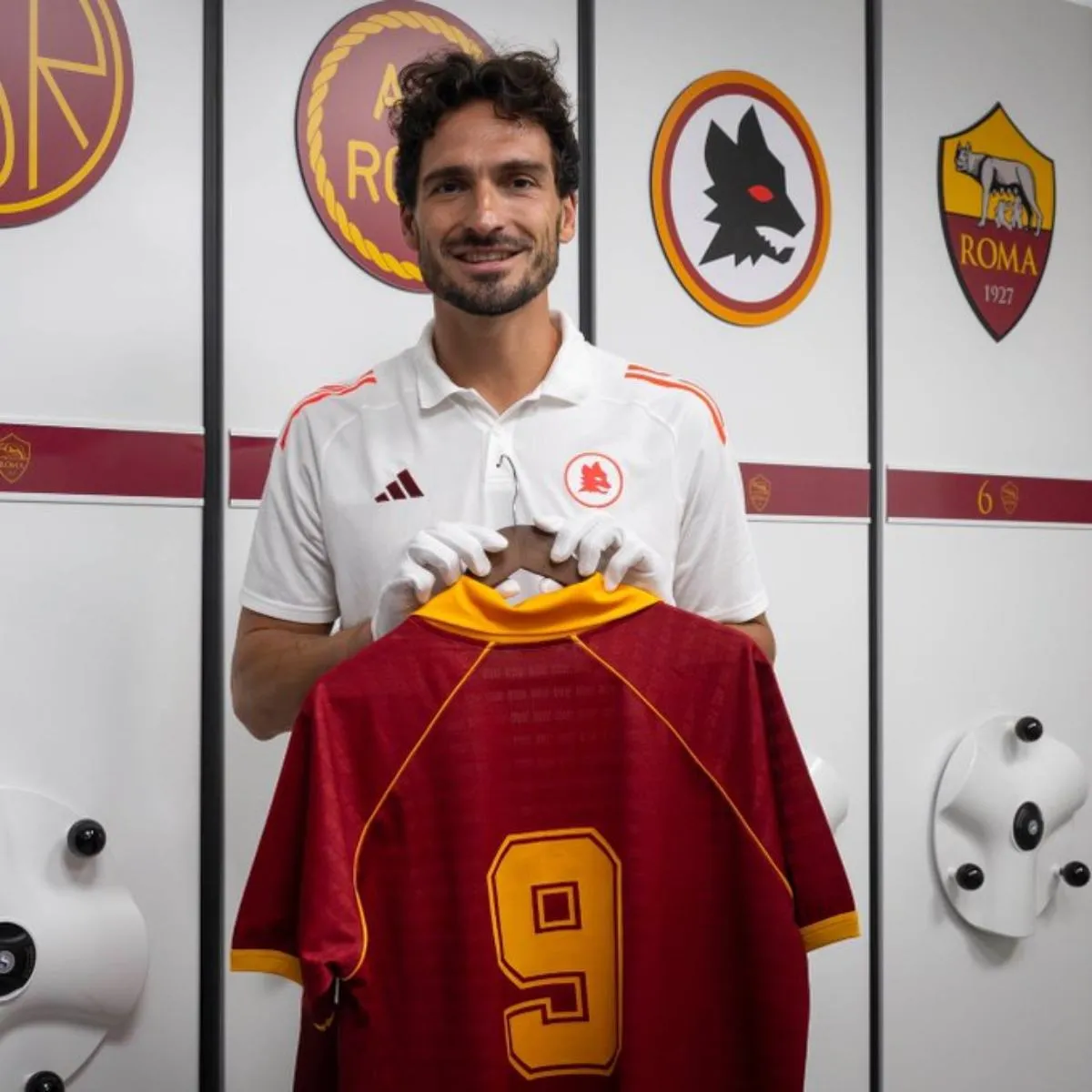 X: @ASRomaEN Presentado con la Loba