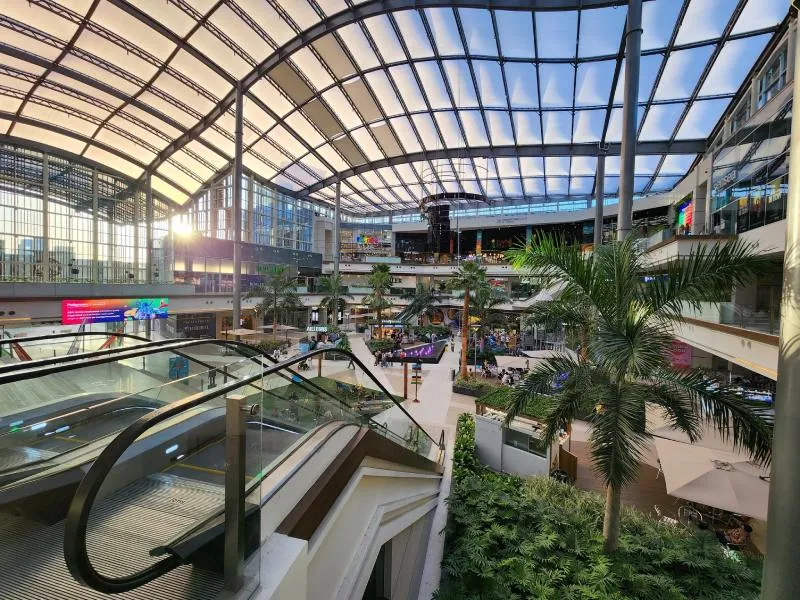 La Plaza Áuriga está toda llena de cristal, pero las lluvias la afectaron.