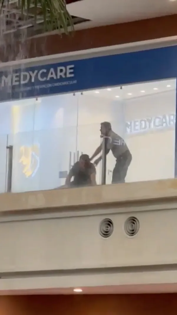 Una persona cayó piso abajo y fue trasladado a un hospital.