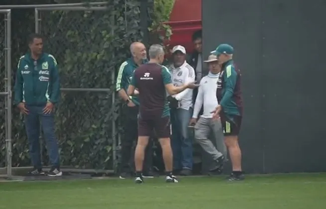 Aguirre y Toni Amor charlan con los jardineros