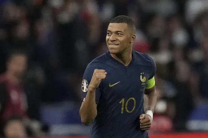 AP Mbappé festeja una anotación en un partido de Francia