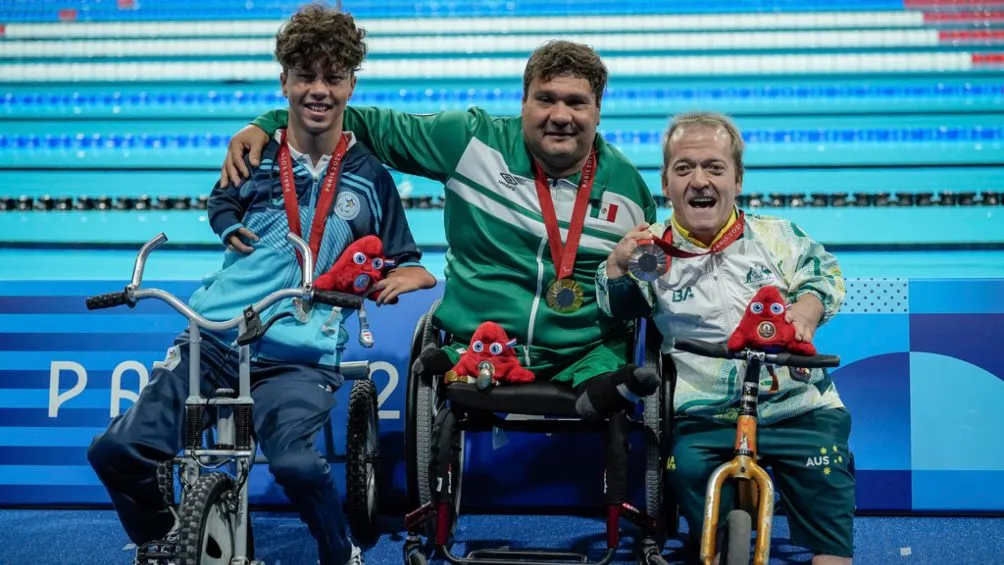 Arnulfo Castorena con medalla de oro