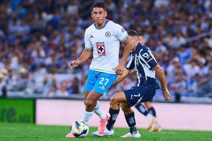 Romo conduce el balón