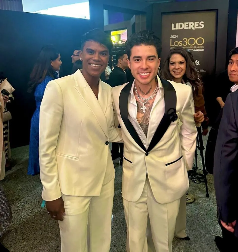 La judoca Prisca Awiti y el cantante Mario Bautista aprovecharon para tomarse la foto del recuerdo.