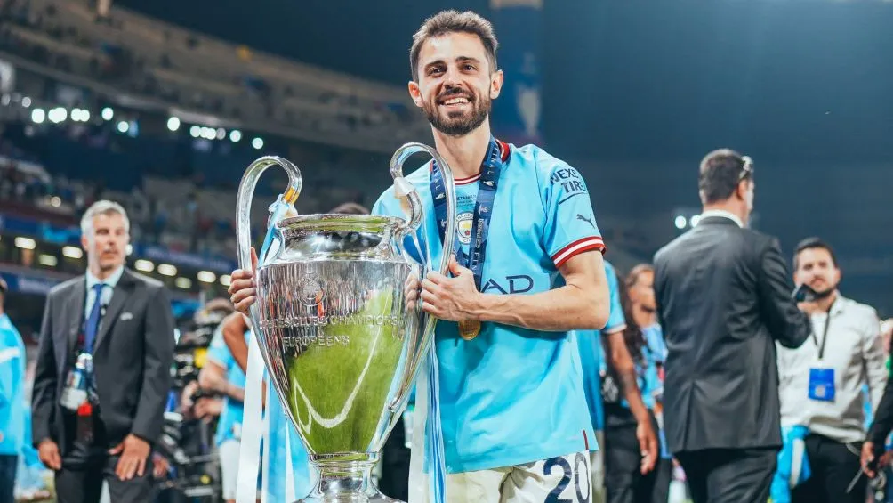 Silva con trofeo de la Champions League