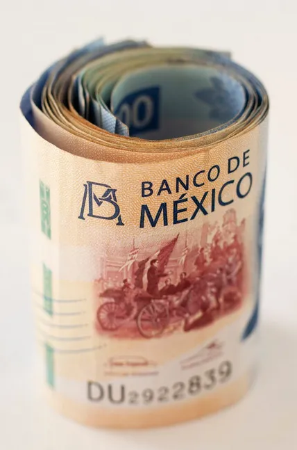 El peso sigue perdiendo terrero frente al dólar esta semana.