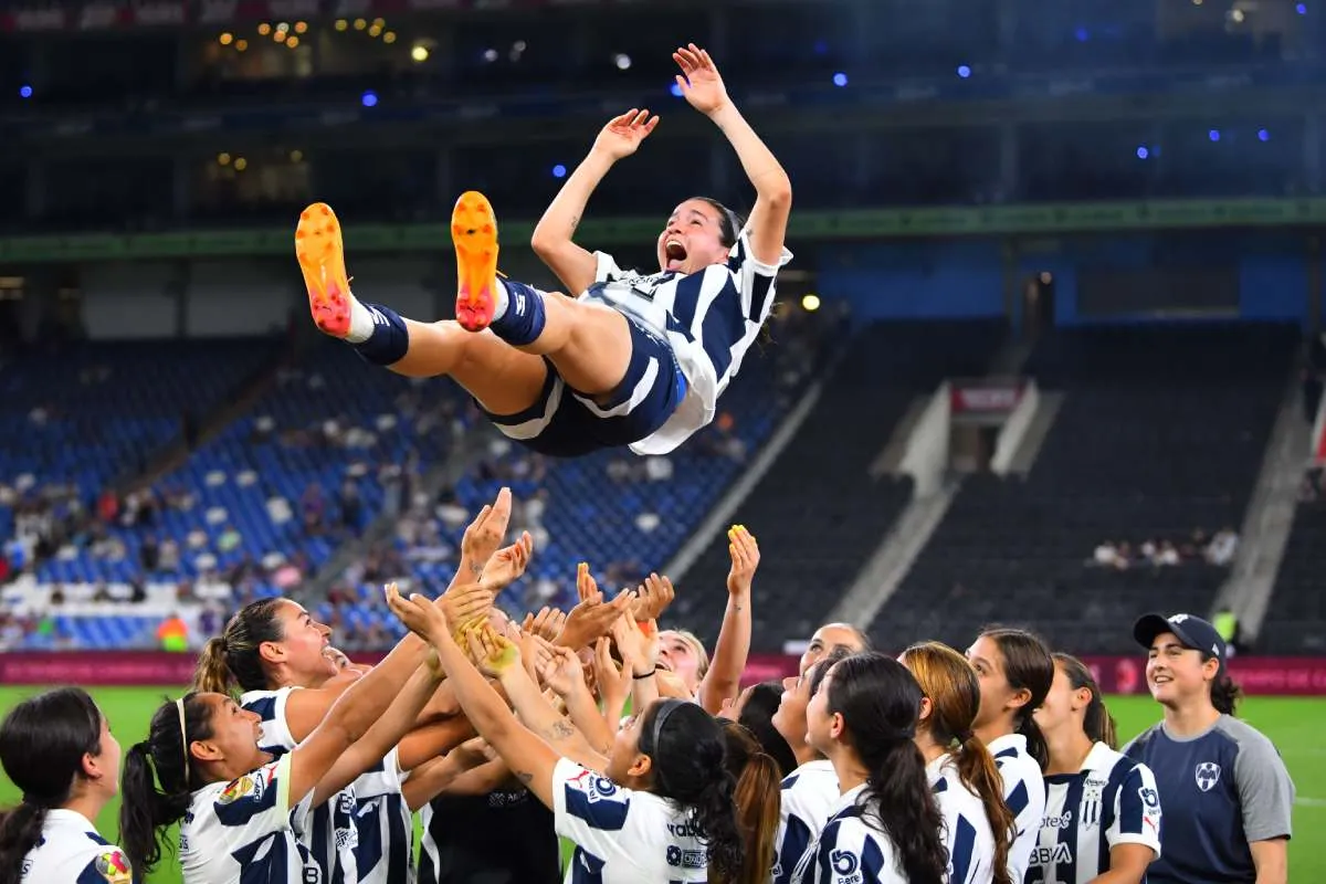 IMAGO 7 Solís recibió un homenaje en un amistoso contra AC Milan