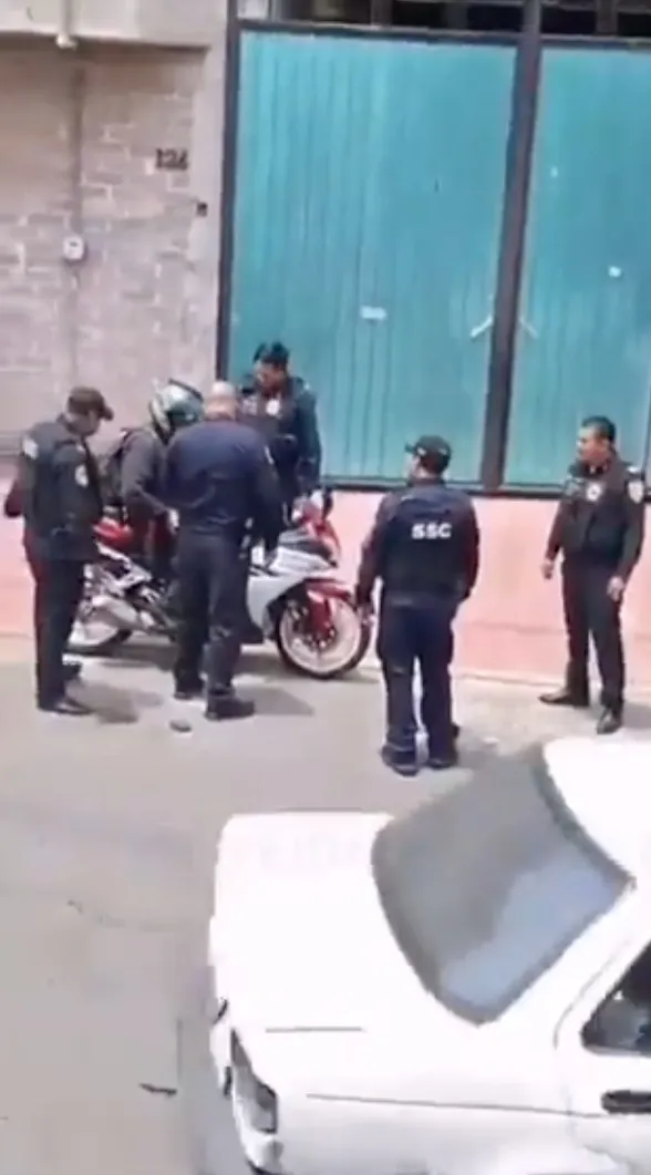 Policías detienen al motociclista sin conocerse los motivos.
