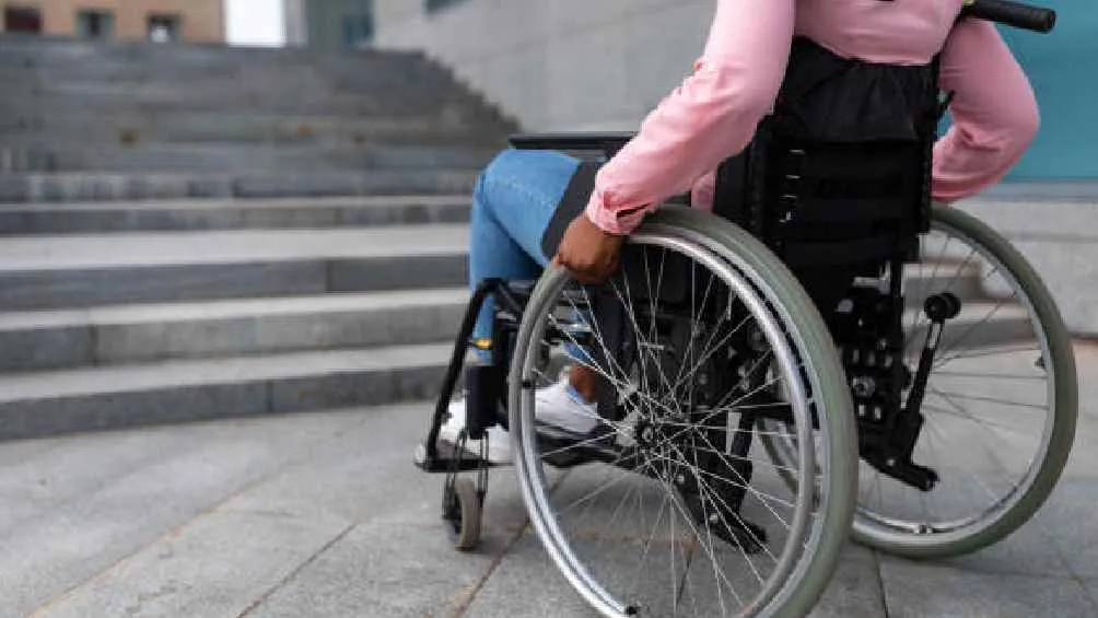 El interesado deberá presentarse a realizar el registro o hacerlo mediante un familiar.