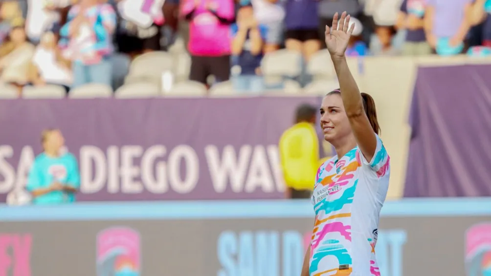 AP Alex Morgan salió de cambio al minuto 13