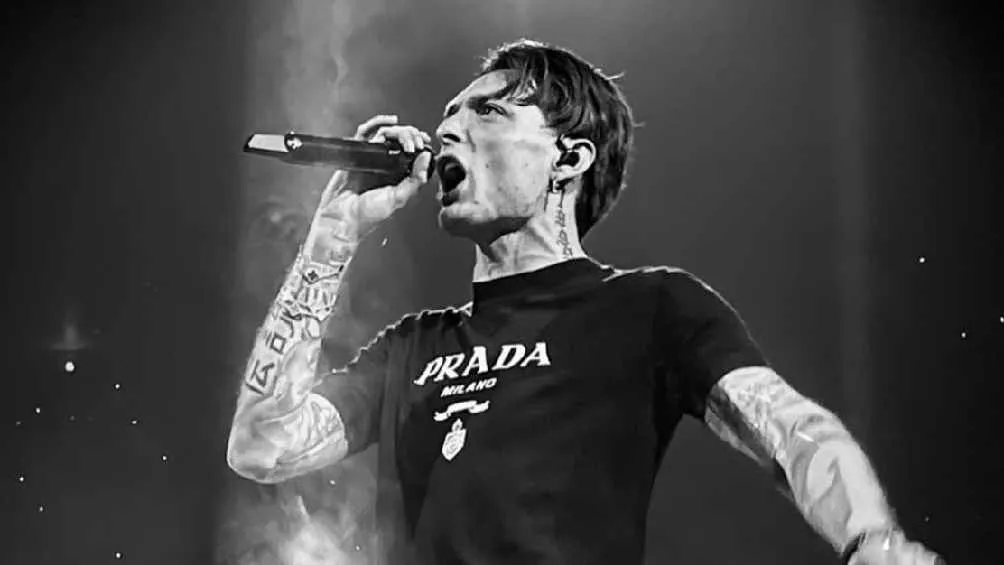 TWITTER @ElPesoPluma Llama 'padrino' al exboxeador