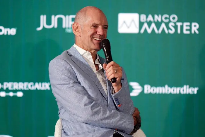 Newey en su presentación con Aston Martin