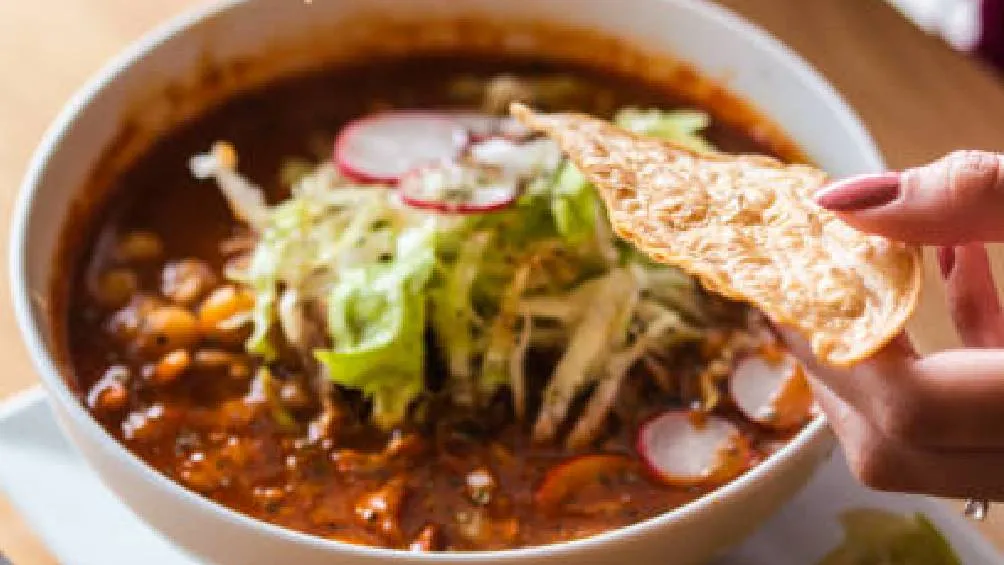 El menú del 15 de septiembre en el &quot;Torito&quot; incluye pozole de cerdo y birria de res.
