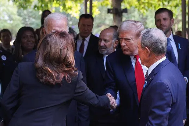 AP Donald Trump y Kamala Harris se dan la mano en evento del 9/11