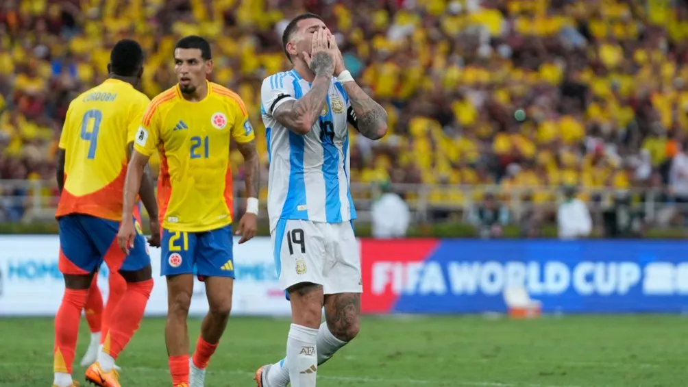 Otamendi se lamenta en la derrota de Argentina frente a Colombia