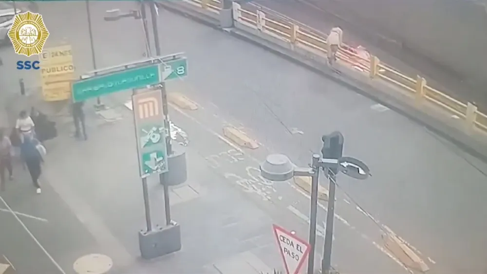 La mujer estaba a punto de saltar cuando llegaron los policías.