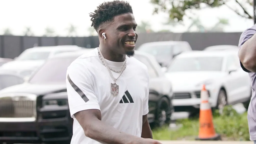 Tyreek Hill llegando al entrenamiento