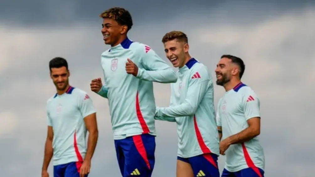 Lamine durante una concentración con España