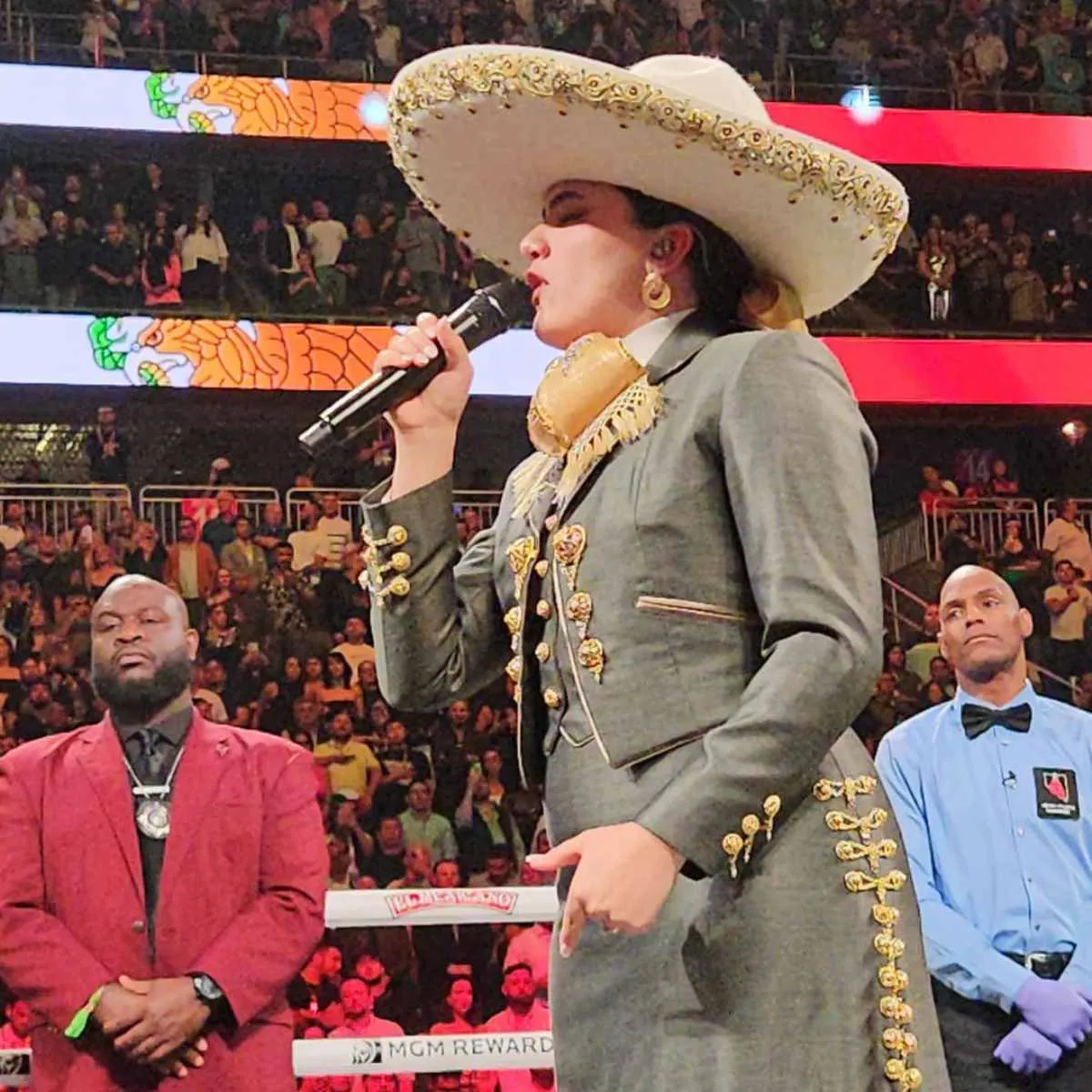 La nieta de Vicente Fernández fue la encargada de entonar el himno