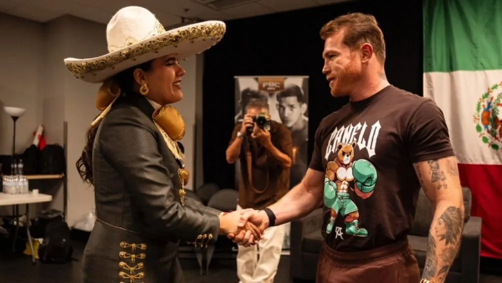 TWITTER: @Canelorelations Camila Fernández antes del himno nacional