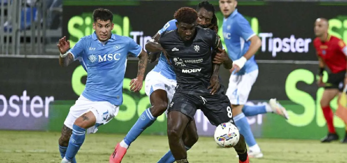 Napoli golea al Cagliari
