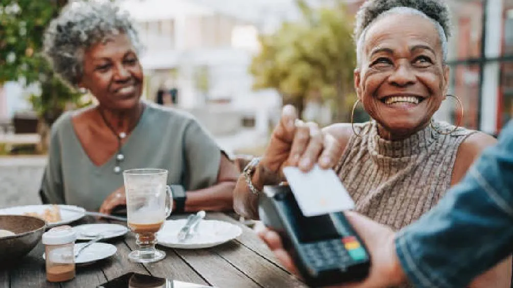 Para evitar fraude utiliza fundas con bloqueo RFID para desactivar la función contactless.