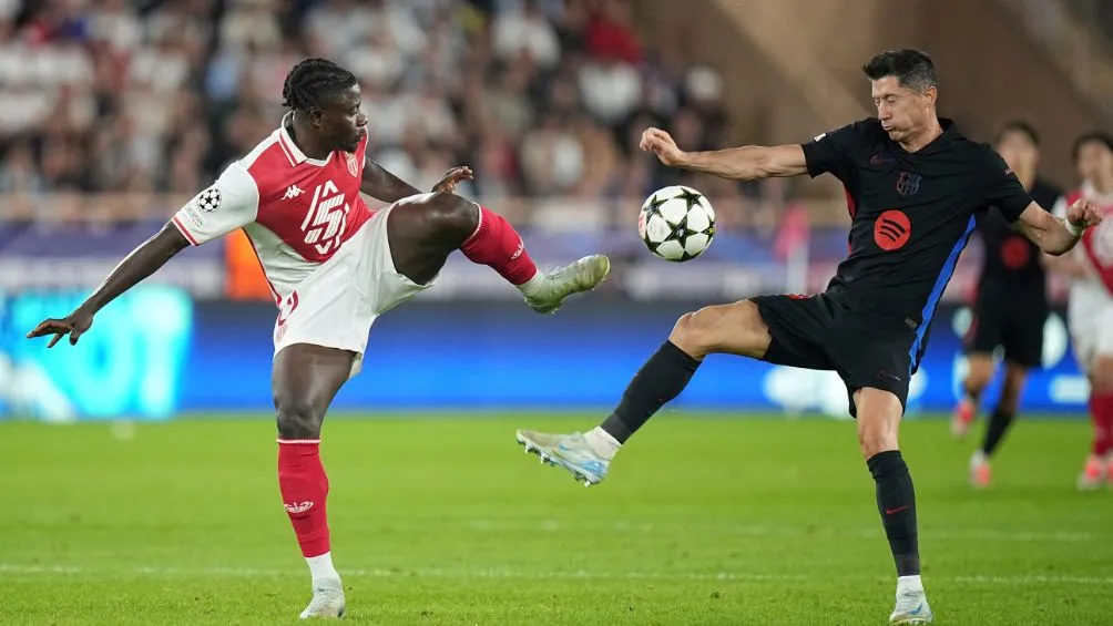 AP Robert Lewandowski en el juego en el Principado