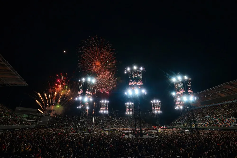 Cortesía OCESA /Liliana Estrada Con juegos piroténicos se despidieron los integrantes de Metallica.