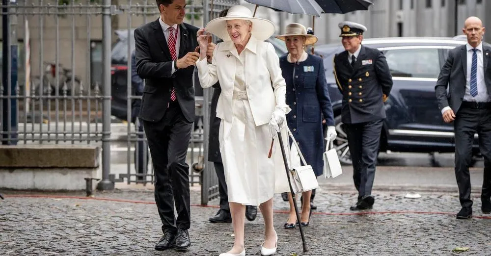 Redes Sociales La monarca se cayó cuando estab en su casa.