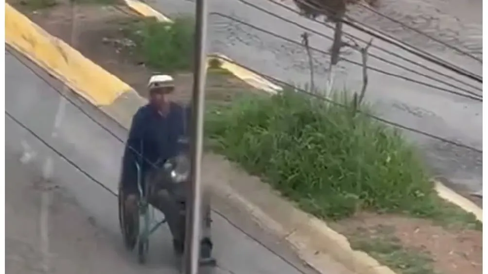 X/@Maistroperrito En el vídeo se ve al supuesto sujeto con discapacidad mientras baja del auto caminando.