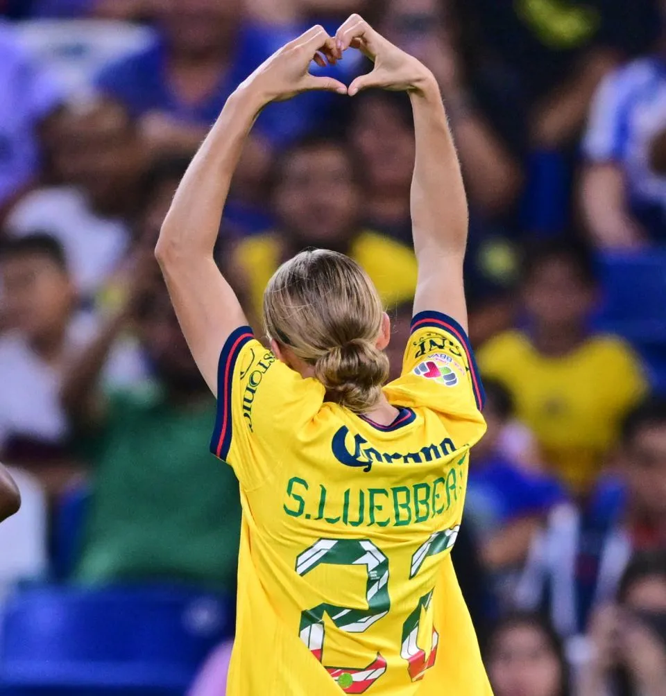 Sarah Lubbert festeja su histórico gol con América