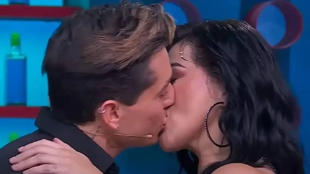 En redes se viralizo el momento en el que los participantes se dieron un beso.