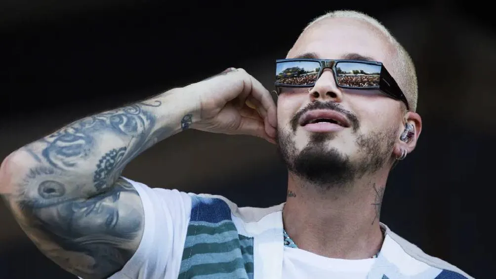 El cantante confesó que tiene a una mujer tatuada en el brazo que no conoce.