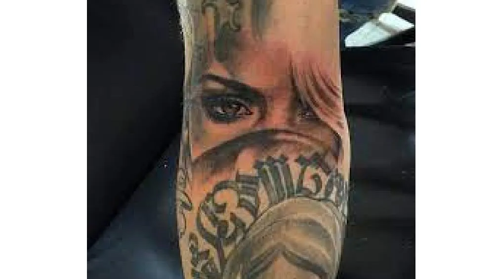 Balvin tiene los ojos tatuados de la cantante Rihana.