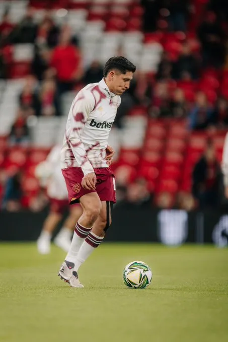 Edson Álvarez fue titular