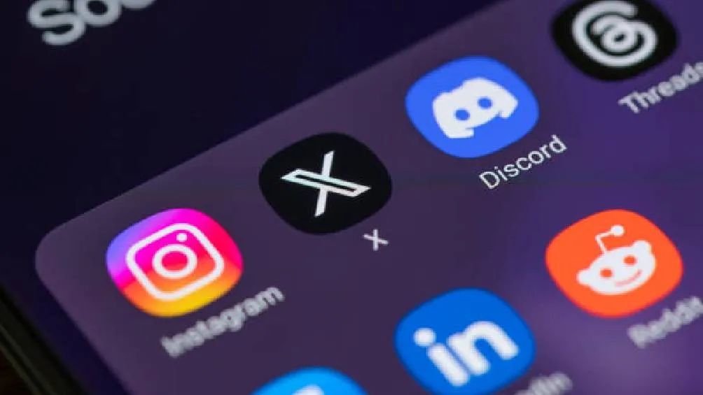 Sí se puede restringir una cuenta sin necesidad de bloquearlo.