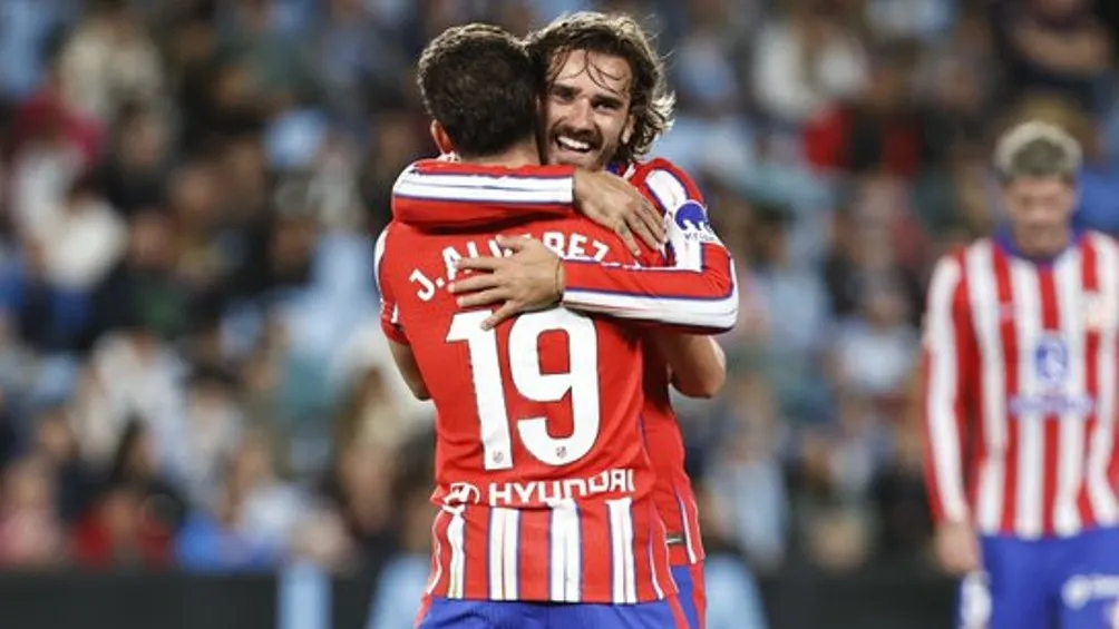 Griezmann abraza a Julián Álvarez