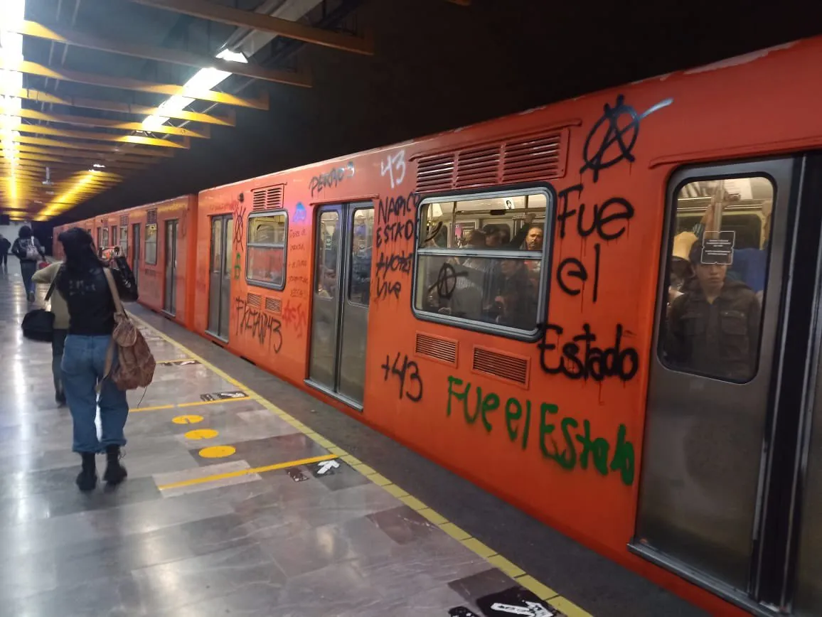 Vagón de la Línea 3 del Metro fue vandalizado por marcha de los 43 normalistas.