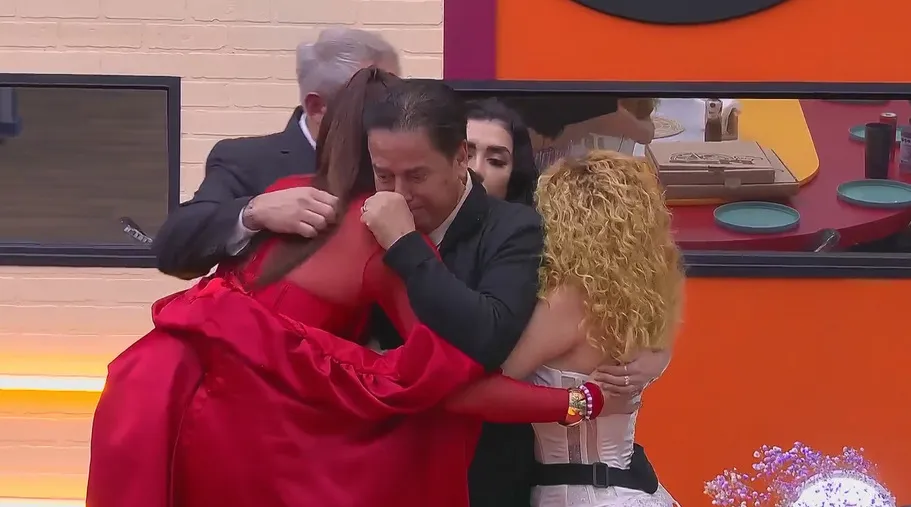 FB: @lacasafamososmx Mayito cayó en lágrimas después de que Paul abandonó la casa.