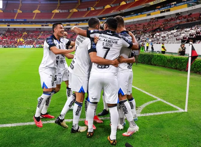 Jugadores de Querétaro celebran un gol