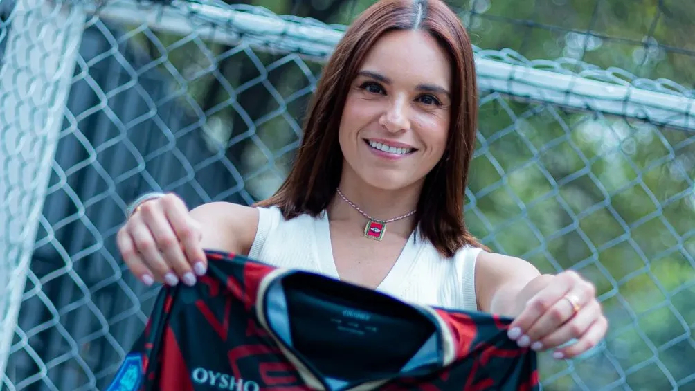 Tania Rincón con jersey del Peluche Caligari Femenil